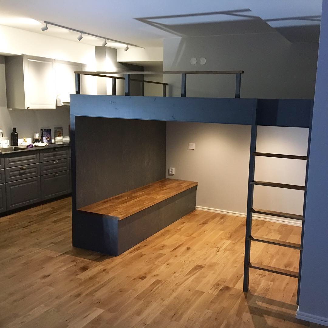 Platsbyggt sängloft i liten lägenhet. Ett smart sätt att utnyttja sina m2!